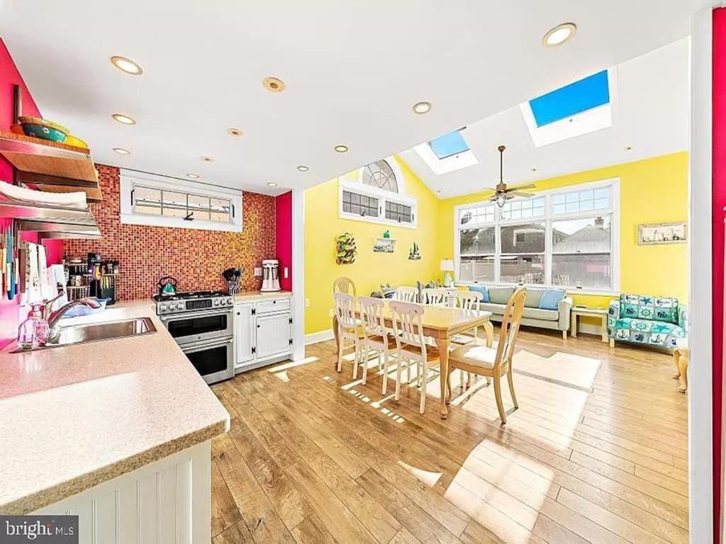 Kuchyň nebo kuchyňský kout v ubytování Ocean Side Private Yard Beach Badges Deck Patio Wifi Washer & Dryer Keurig