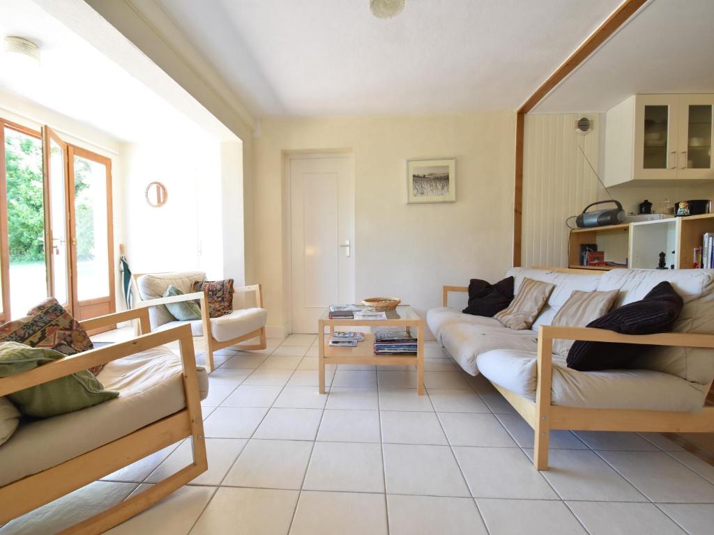 un salon avec un canapé et une table dans l'établissement Vacation Home in France with Pool, à Chaumard