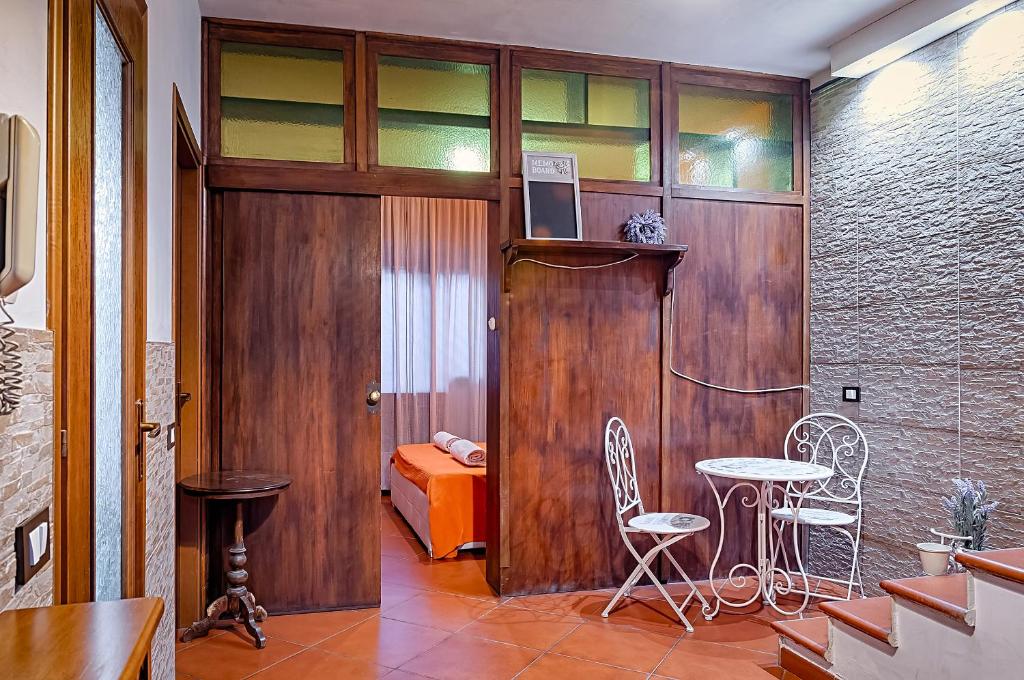 a room with a wooden door and a table and chairs at Casa Arrigo in Catania