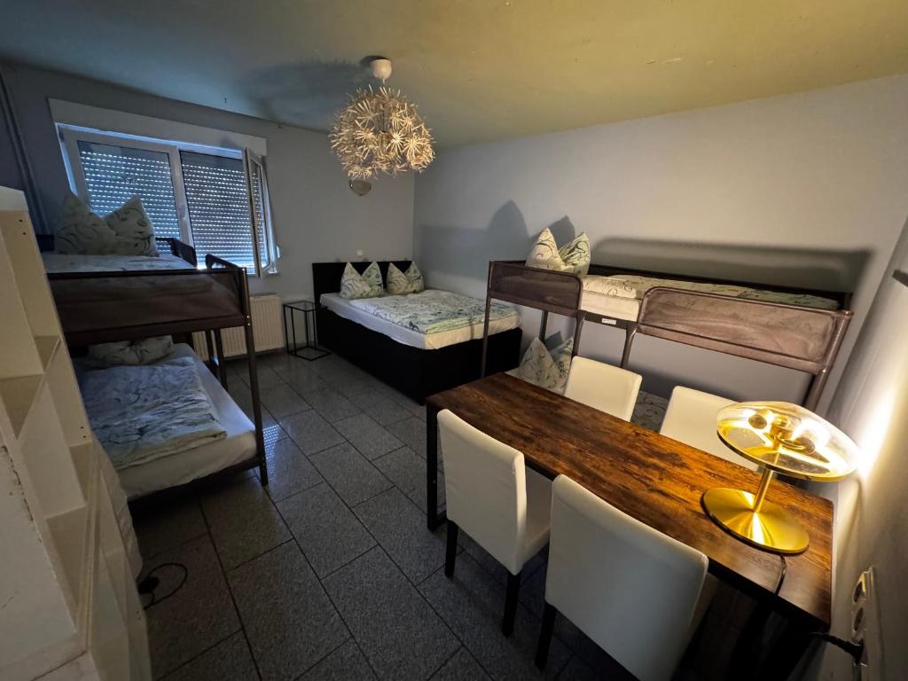 a room with a table and a room with bunk beds at Familyroom 6 P Free WiFi Gemeinschaftsbad in Hausbreitenbach