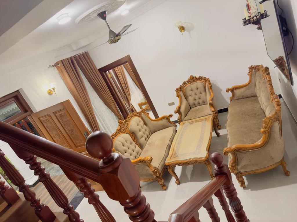 Un grupo de sillas en las escaleras. en PL Villa 99, en Negombo