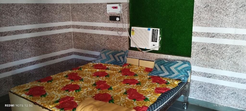 GovardhanにあるShree Ji Seva Sadanの赤い花が飾られたベッド