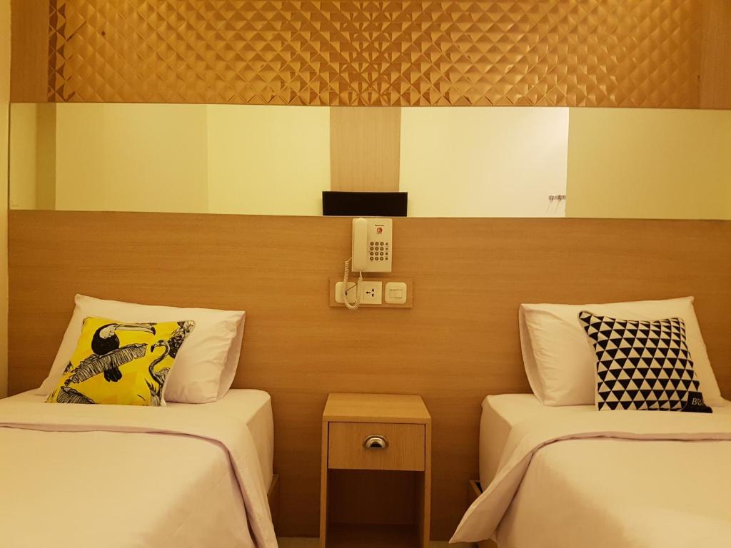 Postel nebo postele na pokoji v ubytování Bold Hotel Jakarta