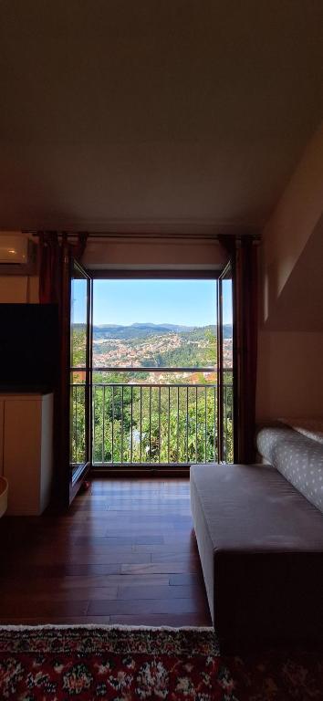 Un dormitorio con una gran ventana con vistas. en Studio Ajsa, en Sarajevo