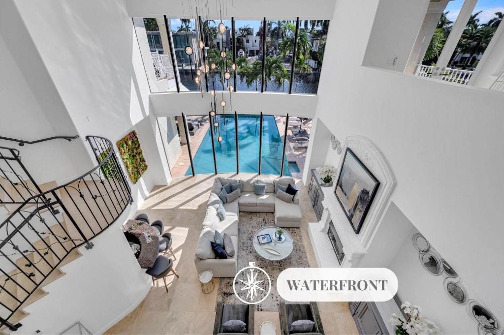 フォート・ローダーデールにあるMediterranean Villa Venice of America Riverside View Access Fiesta Key VlLLASのプール付きのリビングルームのオーバーヘッドビュー