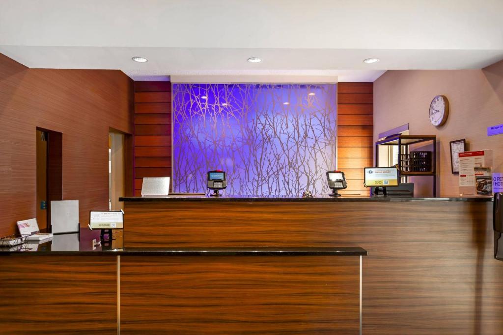 Un vestíbulo con una gran pantalla violeta en una habitación de hotel. en Comfort Inn &amp; Suites Green Bay Stadium Area, en Green Bay