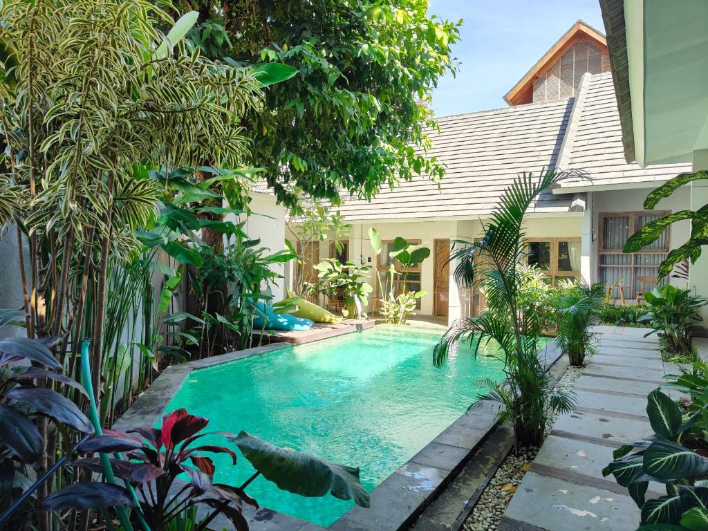Πισίνα στο ή κοντά στο Manuver Surf And Stay Uluwatu Bali
