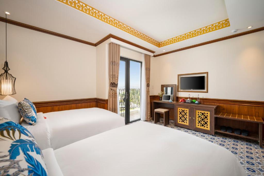 Two-Bedroom Suite, Balcony with Neighbor View