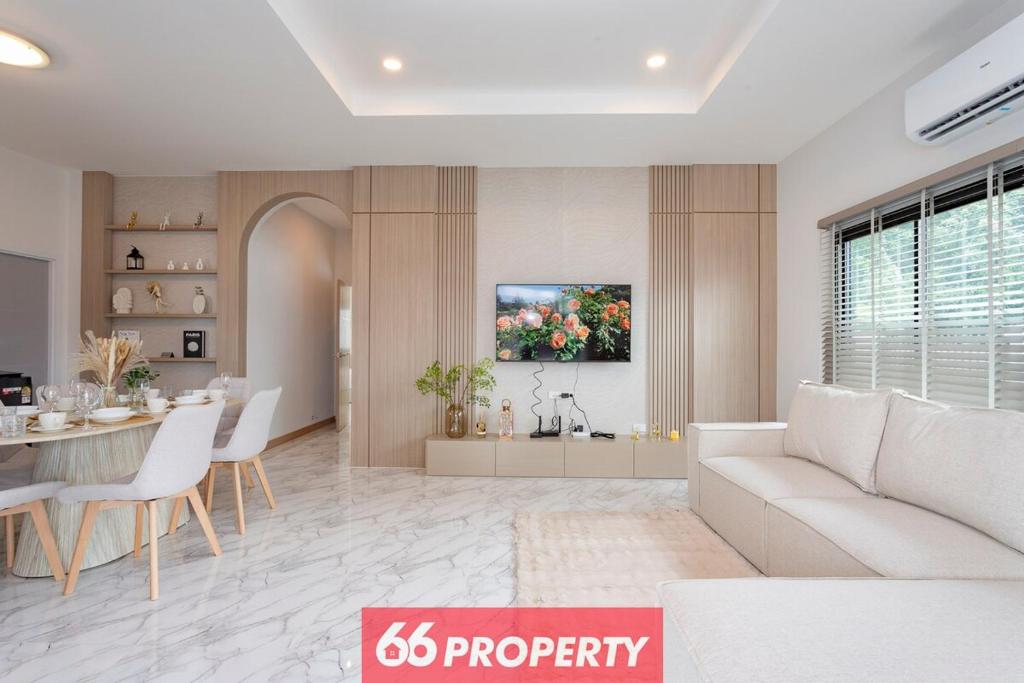 ein Wohnzimmer mit Sofa und Tisch in der Unterkunft Minimalist Modern Home, Smart TV, Kitchen in Chiang Mai