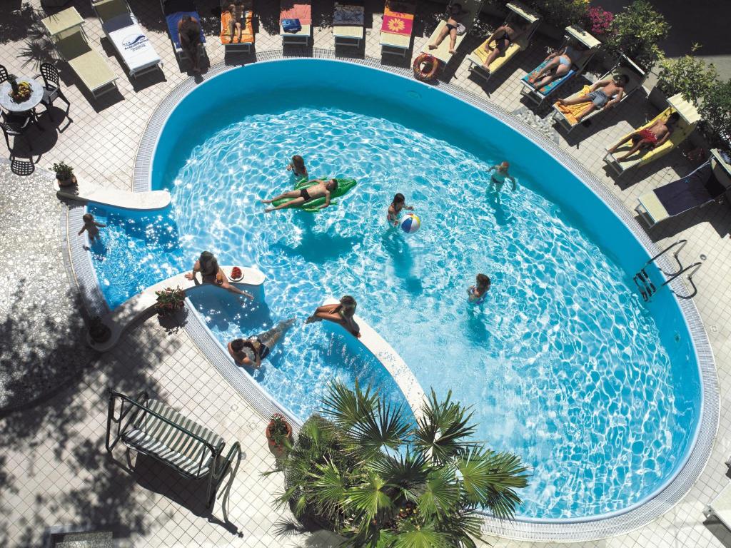 uma vista superior das pessoas que nadam numa piscina em Hotel Acquamarina em Bellaria-Igea Marina