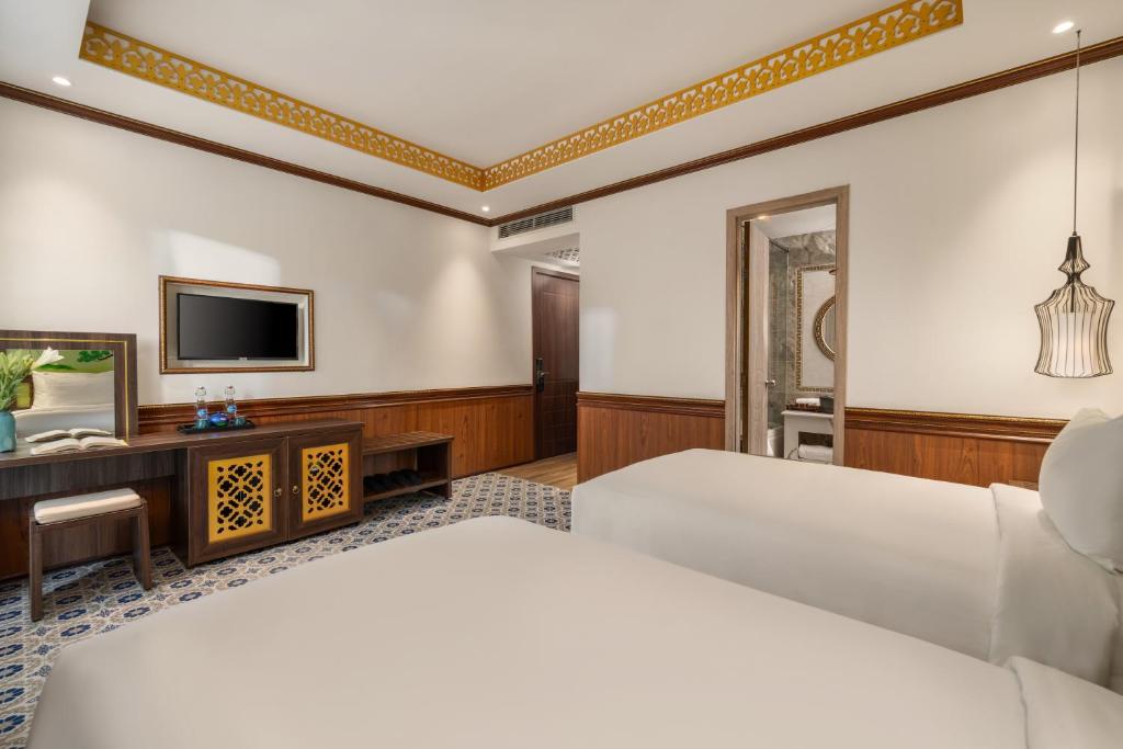 Two-Bedroom Suite, Balcony with Neighbor View