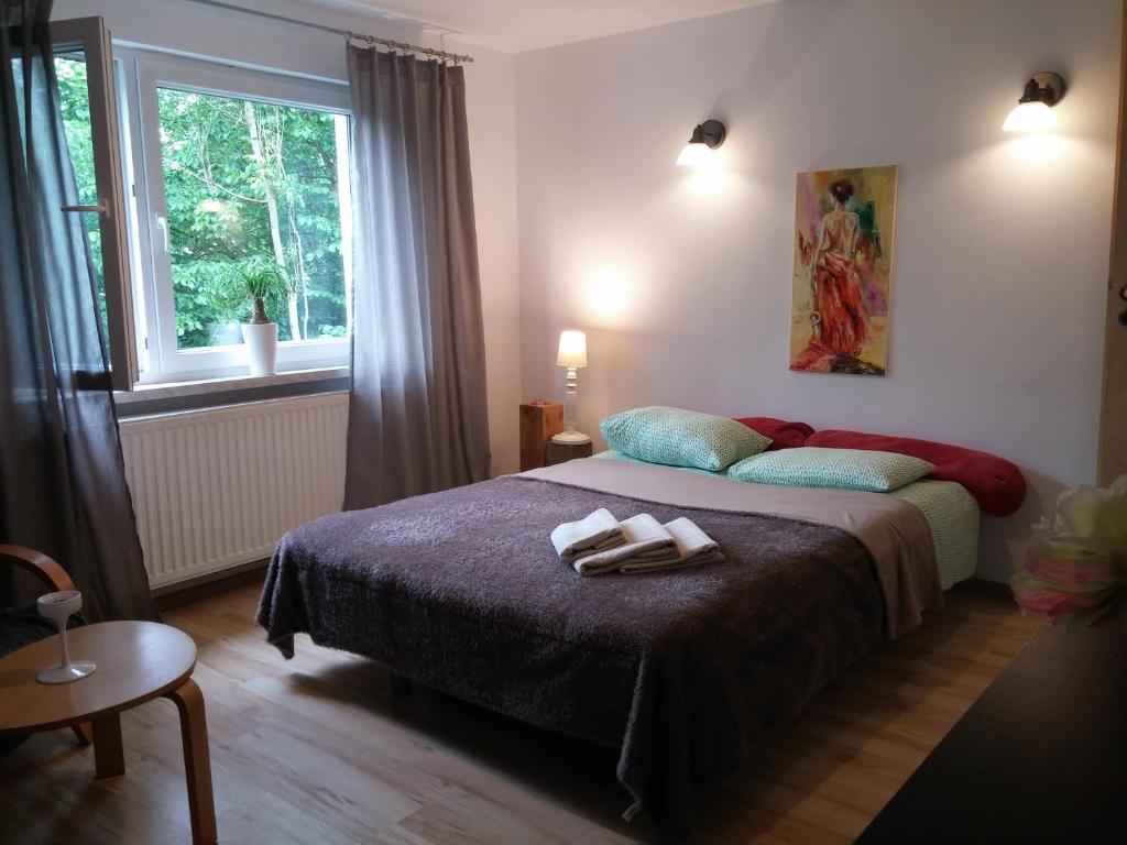 1 dormitorio con 1 cama con 2 toallas en Nad Potokiem, en Lewin Kłodzki