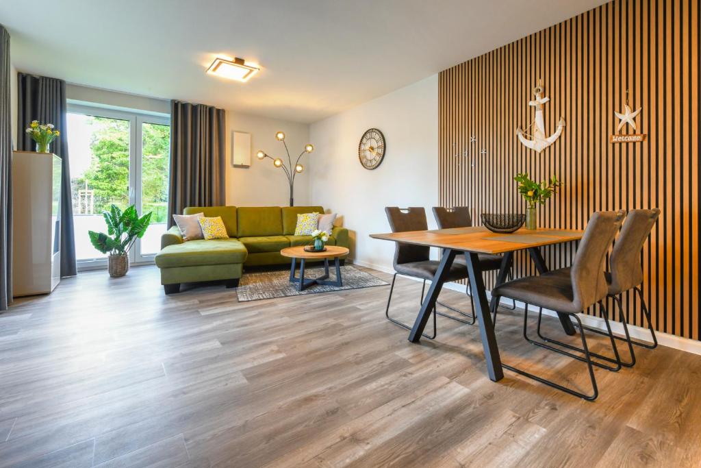 un salon avec une table et un canapé dans l'établissement Seeeckchen, à Kellenhusen