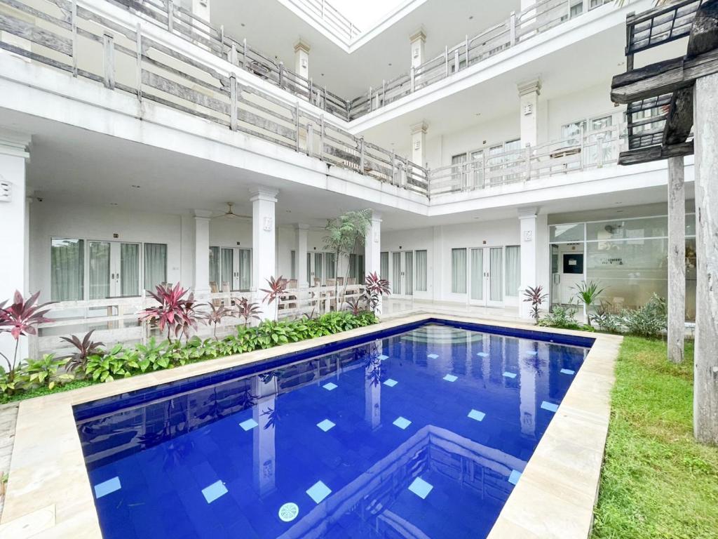 an image of a swimming pool in a house at Urbanview Hotel Lilis Ikvala Radha in Canggu