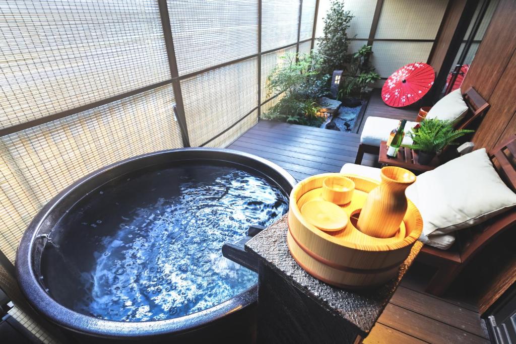 un jacuzzi au milieu d'une pièce dans l'établissement KONJAKUSO Osaka Dotonbori "SHOSHI" "GŌYAKUYA"SPA Stay, à Osaka
