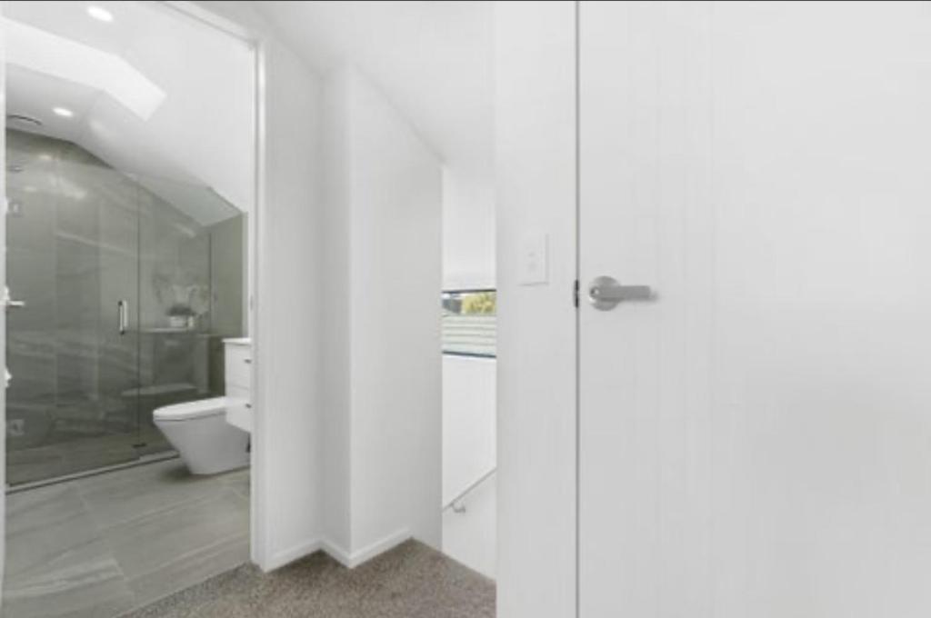 Handy Riccarton New Home Walk to Westfield, Tower Junction & Close to Hagley Park - Resim 4