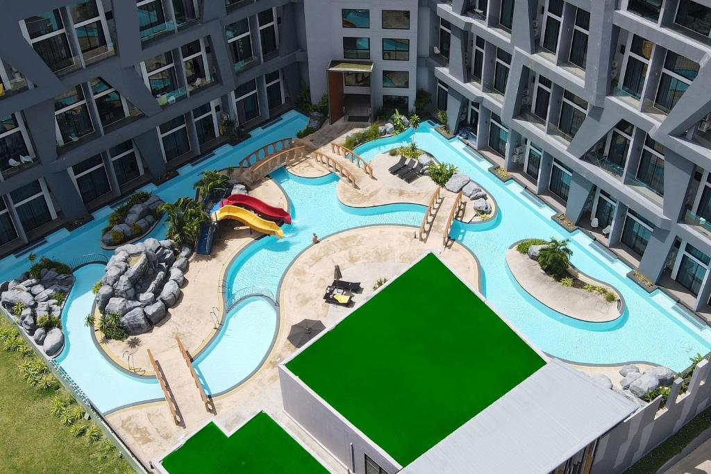 ラワイビーチにあるZen Loft with Private Terrace UTL B118の建物内のウォーターパークの空中ビュー
