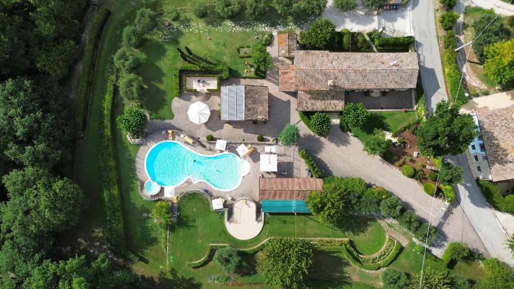 een luchtfoto van een huis met een zwembad bij Le Fontanelle Country House in SantʼIppolito