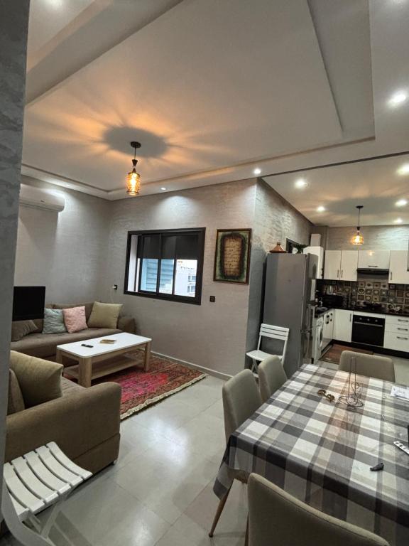 una sala de estar con un sofá y una mesa en Appartement 50 m Ocean, en Kenitra