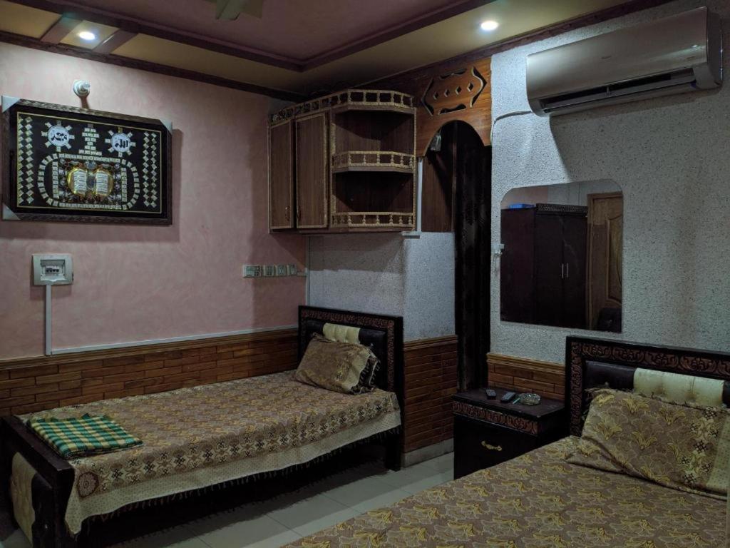 Una cama o camas en una habitación de Diamond Guest House Chakwal