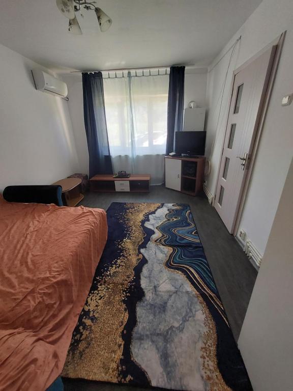 ein Schlafzimmer mit einem Bett und einem Flussteppich auf dem Boden in der Unterkunft Amy&Domy in Iscroni
