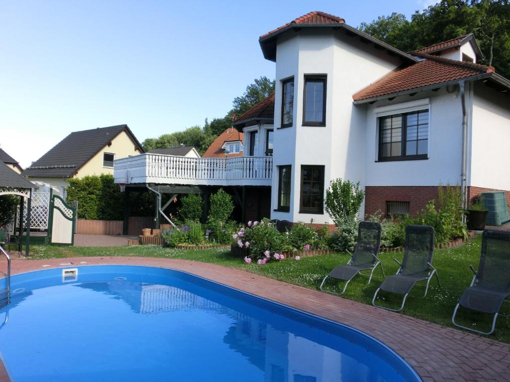 een huis met een zwembad voor een huis bij Group Hideaway with Pool in Ballenstedt