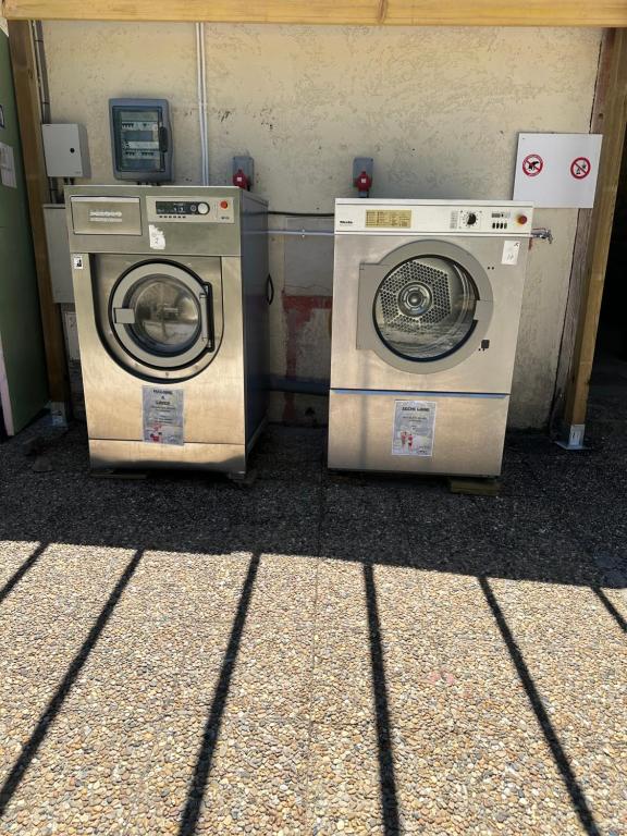 deux lave-linge assis l'un à côté de l'autre dans l'établissement Camping L Eden Road, à Castellane
