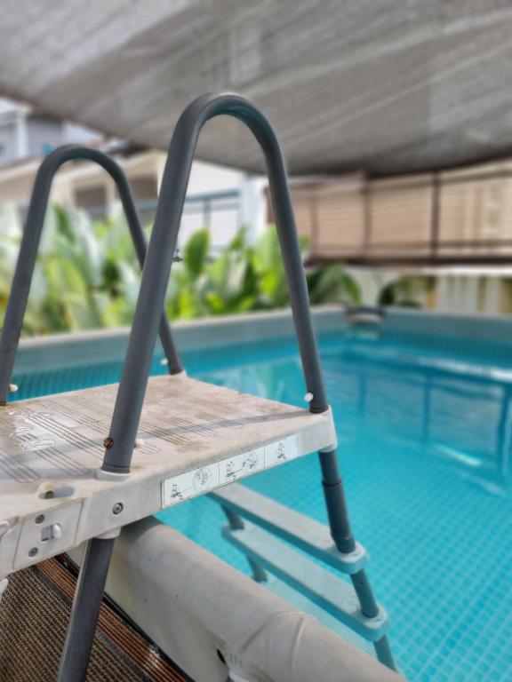 Bazén v ubytování Ahmad's Homestay & Pool di Bukit Cerakah, Shah Alam nebo v jeho okolí