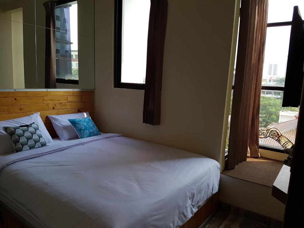 Postel nebo postele na pokoji v ubytování Bold Hotel Jakarta