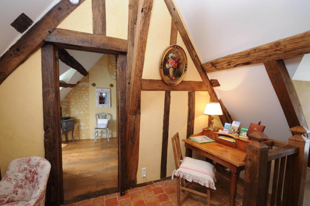 Saint-Germain-des-GroisにあるAu bord de l'Huisneの木製の机と廊下のある屋根裏部屋