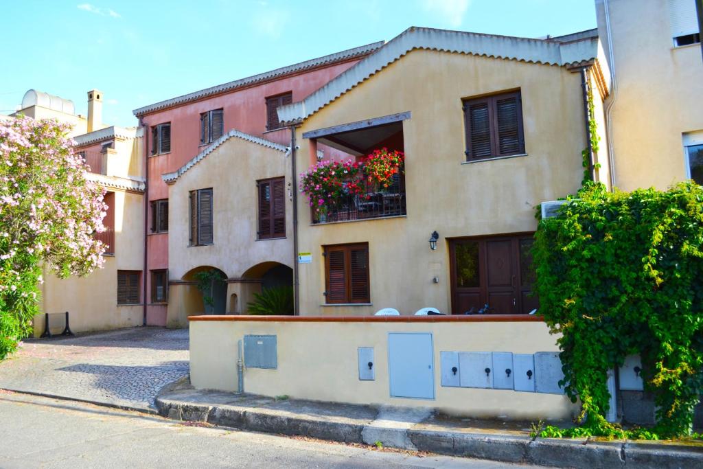 Una casa con una ventana con flores. en Casa Vacanza Porto Frailis già Porto Frailis B&B en Àrbatax