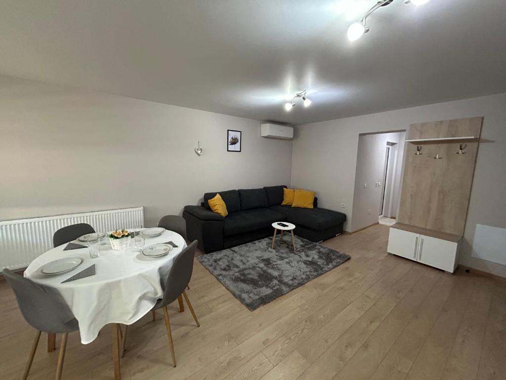 een woonkamer met een tafel en een bank bij Апартамент Център Сливен 1 in Sliven