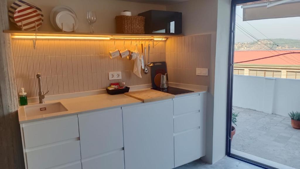 Apartamento Xoaniña en Combarroにあるキッチンまたは簡易キッチン