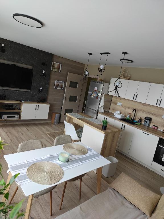 Una cocina y una sala de estar con mesa y sillas. en Luxury new apartment, en Stara Zagora