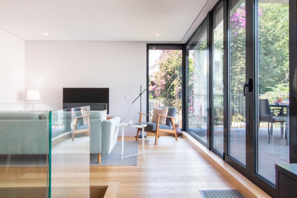 Primrose Deluxe 2BR w Parking by LovelyStay