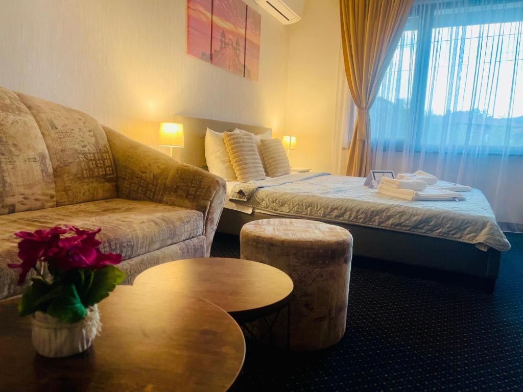 a living room with a couch and a table at Bóris House in Ognyanovo