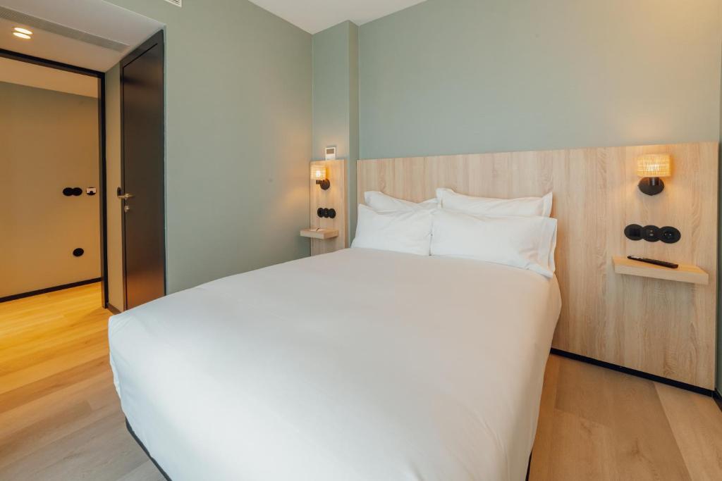 
Single Room with Balcony
