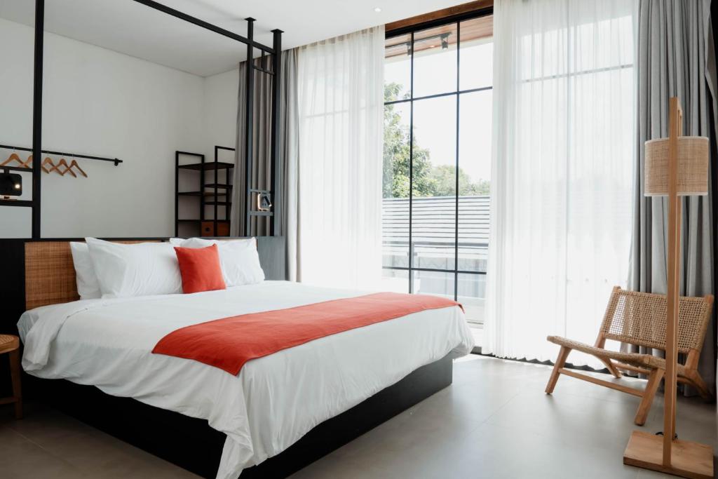 En eller flere senge i et værelse på Private & Modern Uluwatu 2BR loft villa