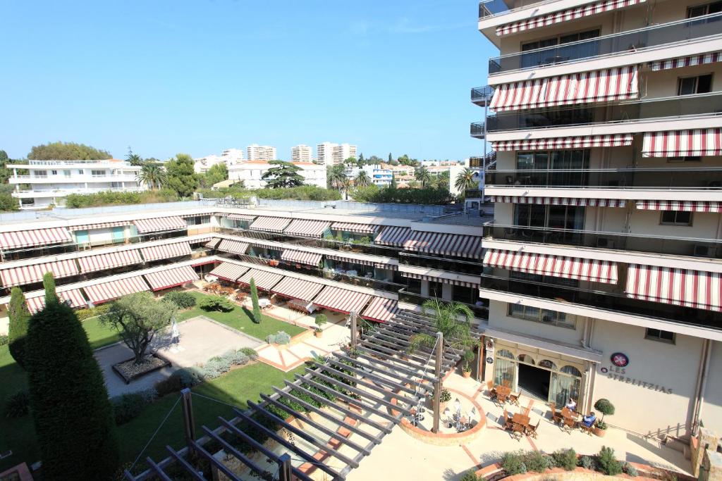 an overhead view of a building with a courtyard at The Originals Boutique, Hôtel Les Strélitzias in Juan-les-Pins