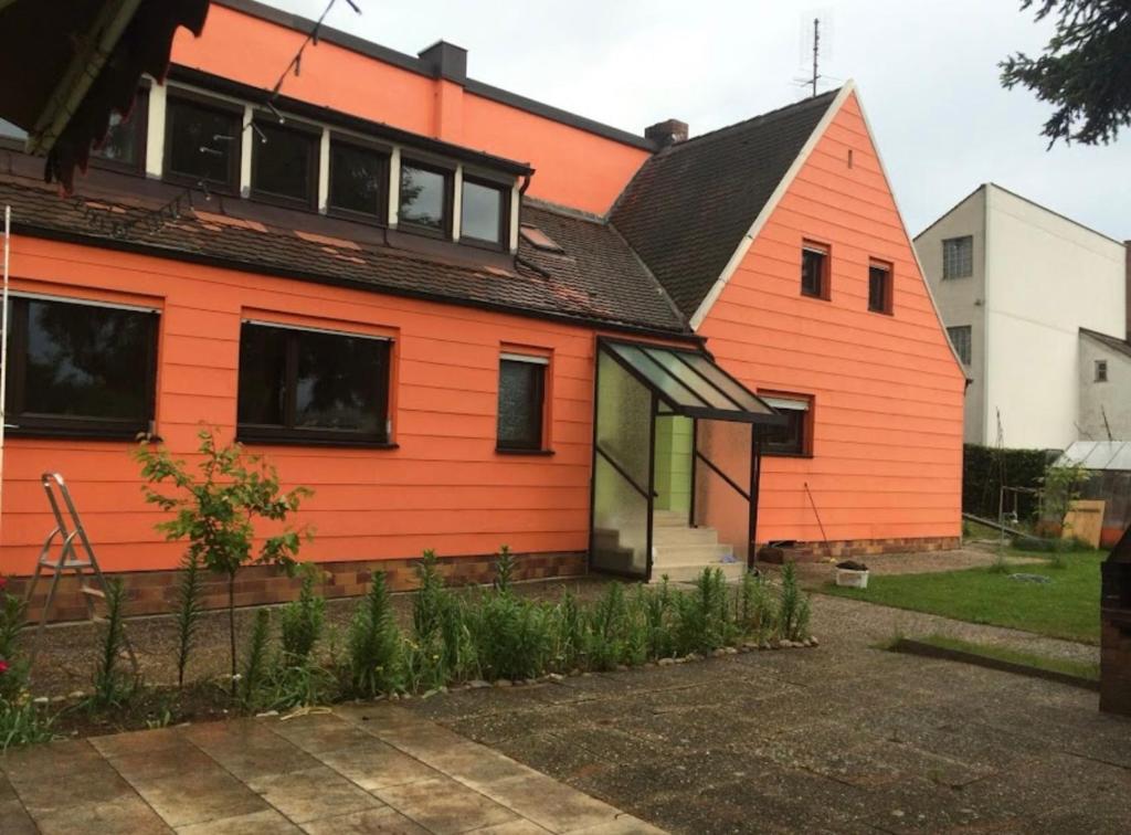 an orange house with a black roof at Gemütliches Ferienhaus nahe Playmobil in Zirndorf - Ideal für Familien und Entdecke in Zirndorf