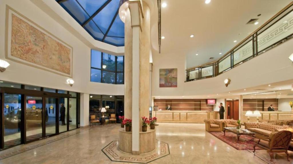 a lobby of a hospital with couches and a lobby at Hotel Ninety Alameda Lorena São Paulo in Sao Paulo