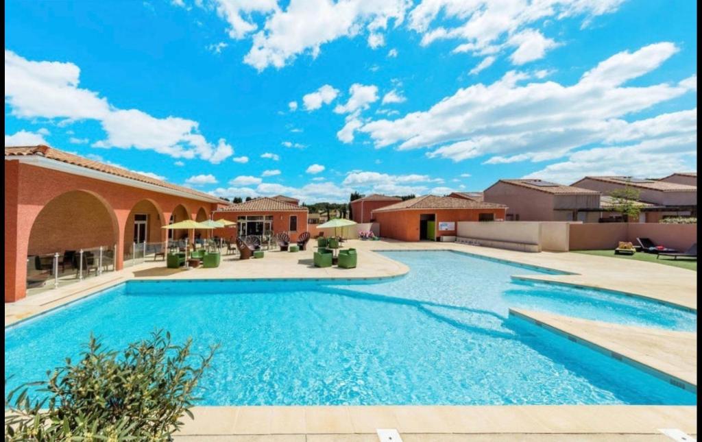 - une piscine dans une maison avec un ciel bleu dans l'établissement Zéphyr, à Saint-Christol