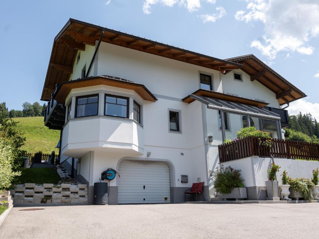 a white house with a garage at Apartment Bachweg in Forstau
