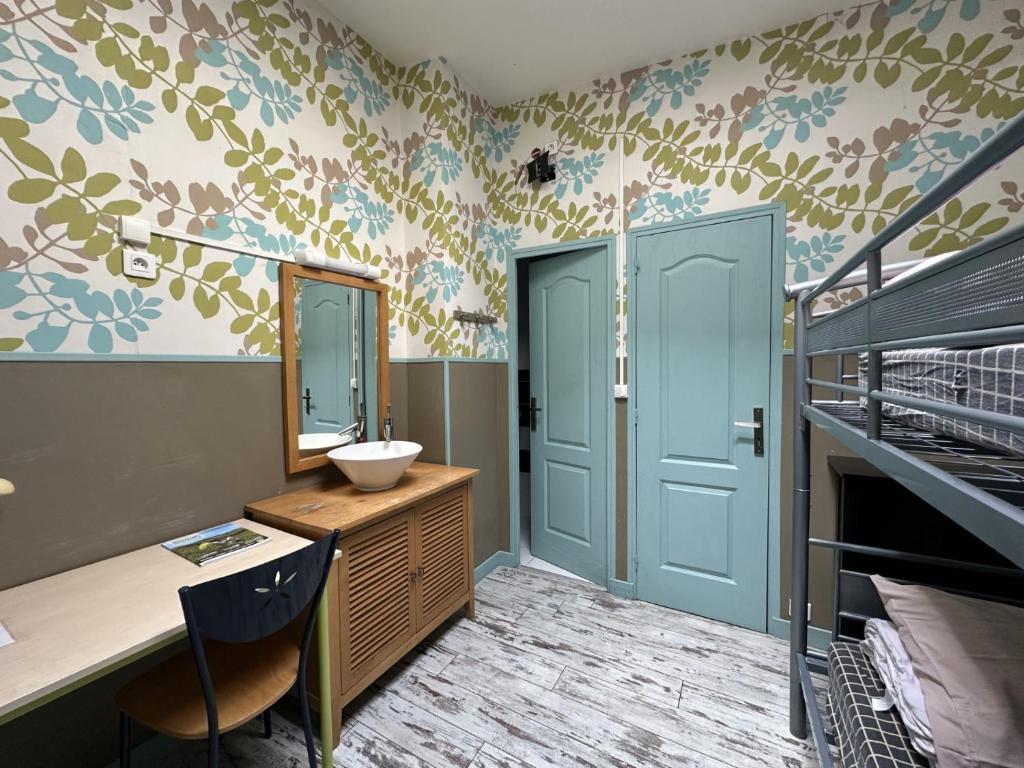 Auberge de Jeunesse HI Le Mont-Dore - Kamer Met 2 Stapelbedden En Eigen Badkamer