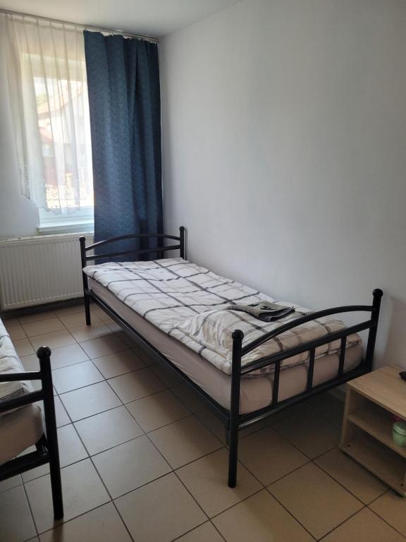 Un pat sau paturi într-o cameră la Pokoje gościnne