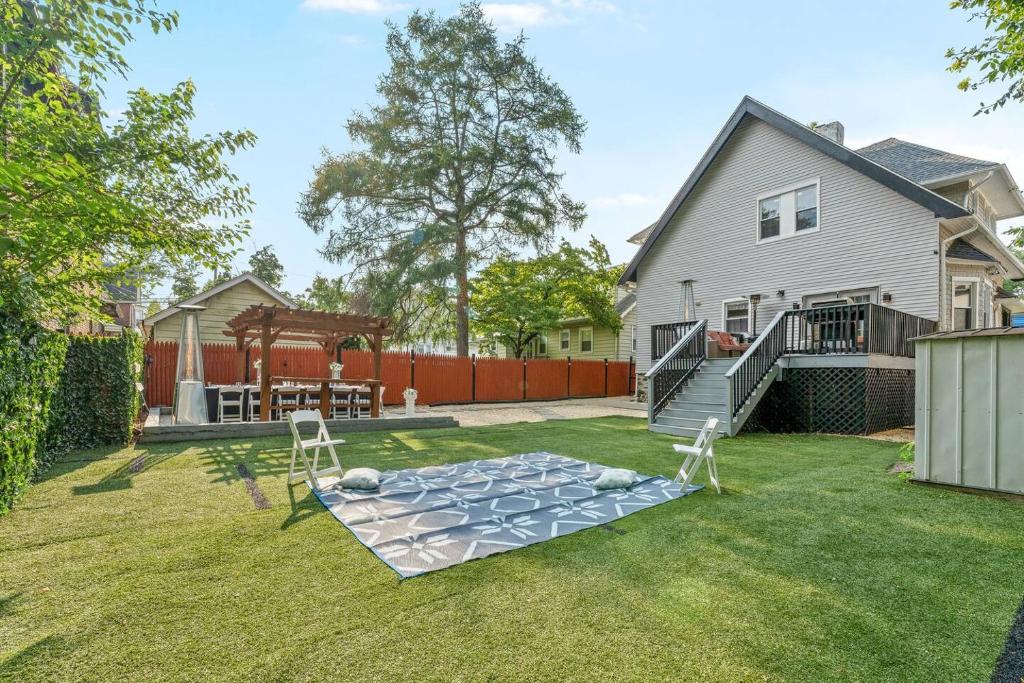 Κήπος έξω από το Cozy 4BR Home, Sleeps 12, Near PHL, Eagles Field, UPENN, Fast Wi-Fi, Queen Bed, Parking