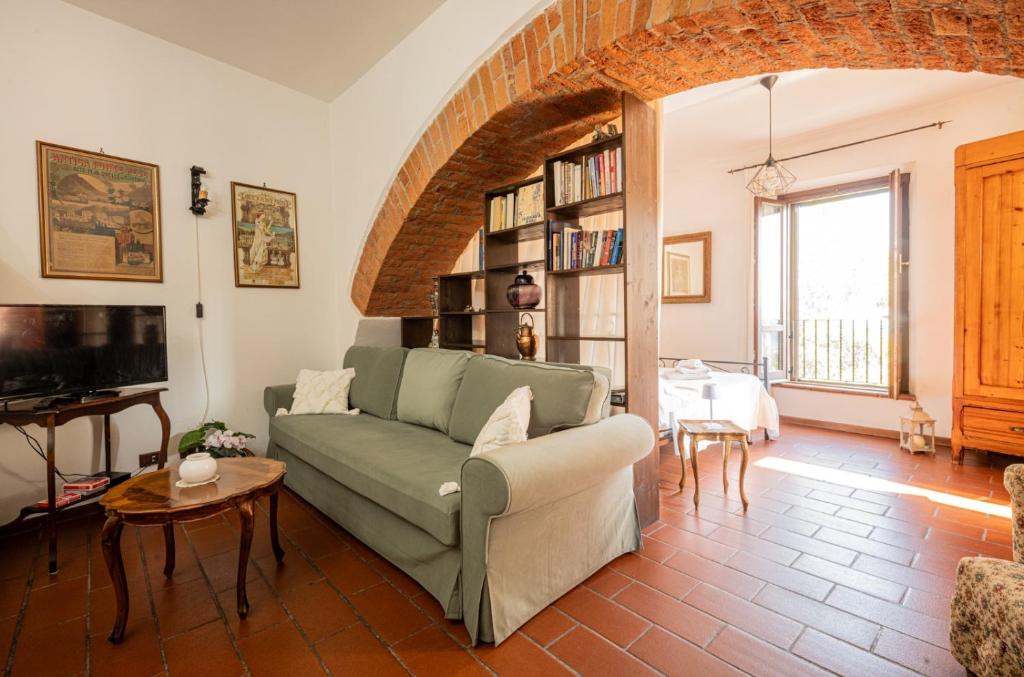 a living room with a couch and a tv at Il vecchio frantoio in Panicale