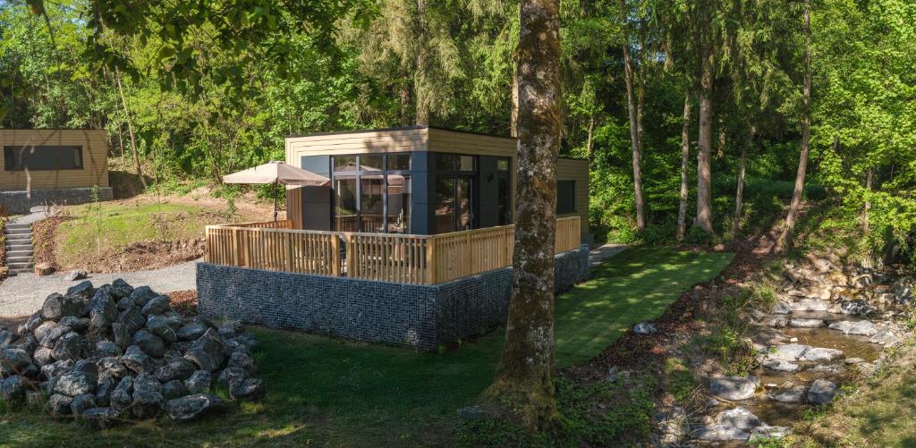 a house in the middle of a forest at Luxembourg Nature Retreat - Mamer Lodge in Fouhren