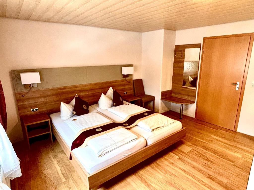 ein Schlafzimmer mit einem großen Bett in einem Zimmer in der Unterkunft Gasthof zur Post in Zwiefalten