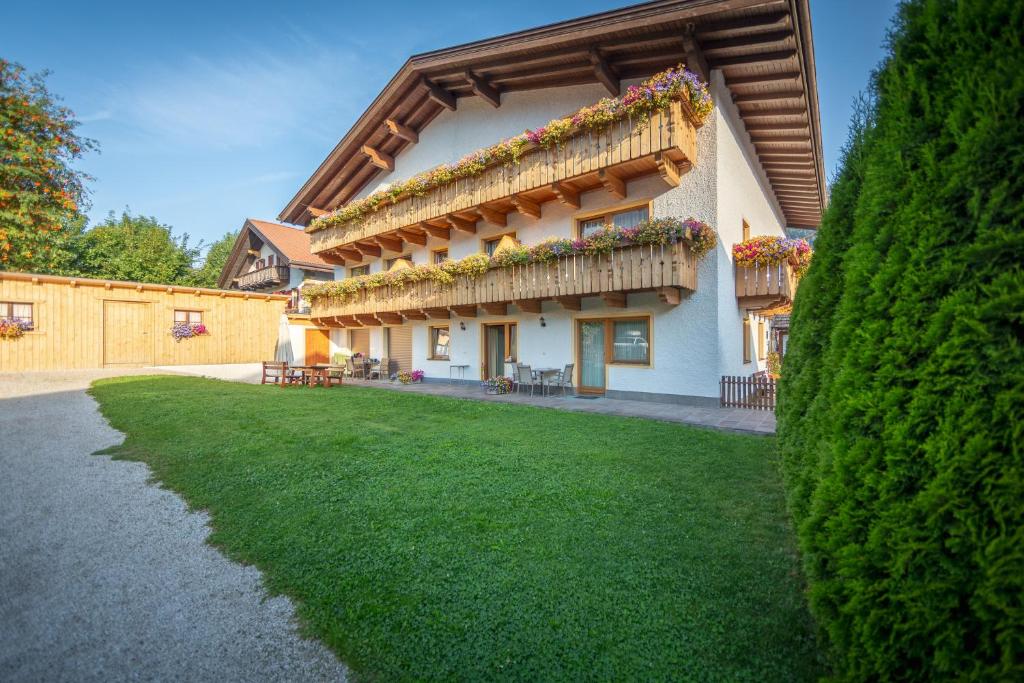 a house with flowers on the side of it at Garni Siebnerhof in San Candido